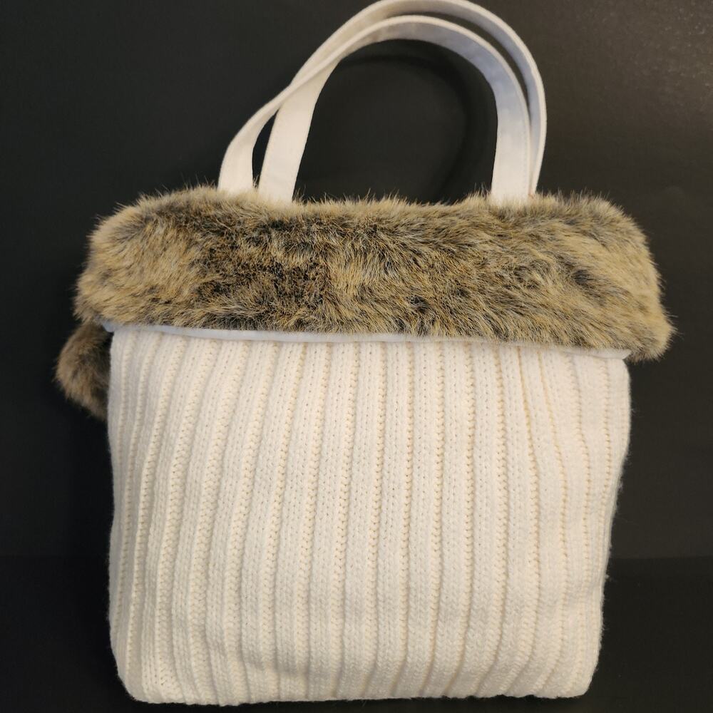 NEW VTG 2007 Bath & Body Works Y2K Faux Fur Cable Knit Purse / Pom Poms & Tag - Picture 2 of 11